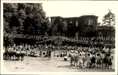 Foto Ak Berlin Zehlendorf Nikolassee, Insel Schwanenwerder, Menschen am Strand