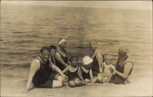 Foto Ak Mrzeżyno Ostseebad Deep Pommern, Familie am Strand, Bademode