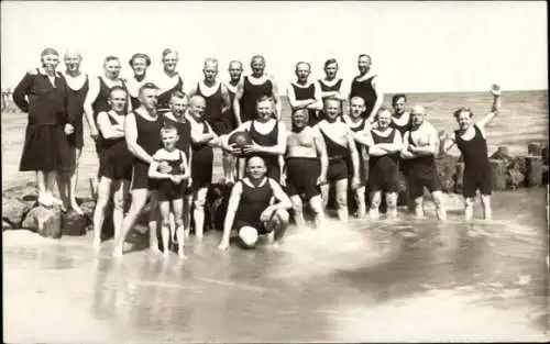 Foto Ak Ostseebad Koserow auf Usedom, Menschen in schwarzen Badeanzügen