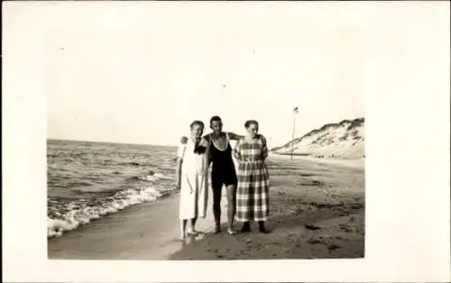 Foto Ak Mrzeżyno Deep Pommern, Urlauber in Bademoden am Strand, Sommer 1925