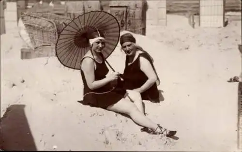 Foto Ak Ostseebad Zinnowitz auf Usedom, Frauen am Strand, Sonnenschirm, Bademode