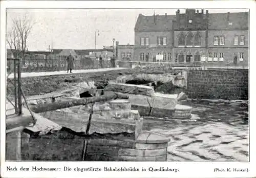 Ak Quedlinburg im Harz, Hochwasser am 30.-31. Dezember 1925, Eingestürzte Bahnhofsbrücke