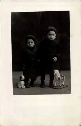 Foto Ak Zwei Jungen mit Spielzeug Hund und Pferd