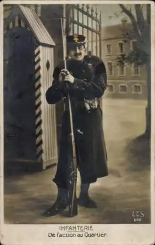 Ak Infanterie, Französischer Soldat auf Wachtposten vor der Kaserne, Bajonett