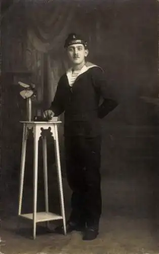 Foto Ak Französischer Seemann in Uniform, Mützenband La Suippe, Standportrait