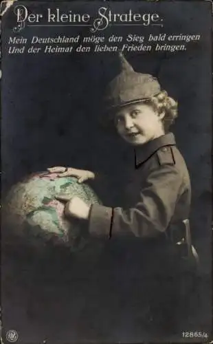 Ak Der kleine Stratege, Kind in Uniform mit Globus, 1. WK, NPG 12865/4