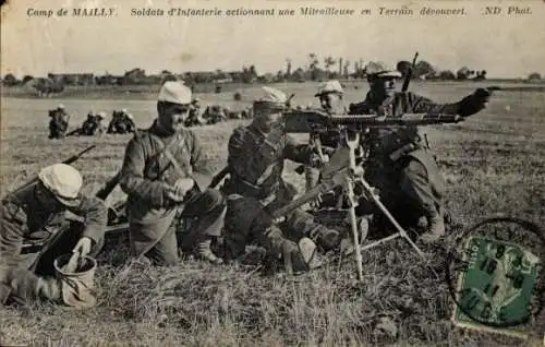 Ak Mailly le Camp Aube, Camp de Mailly, Soldaten bedienen ein Maschinengewehr im offenen Gelände.