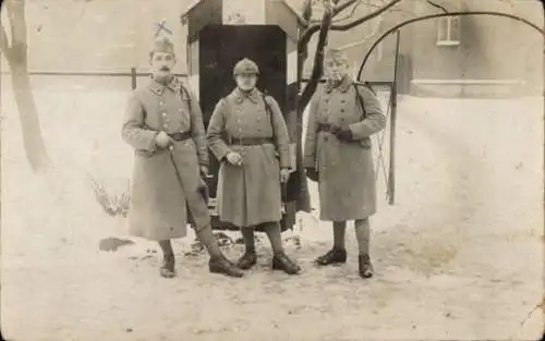 Ak Castrop Rauxel im Ruhrgebiet, Drei Soldaten im Ersten Weltkrieg stehen vor einer Baracke.