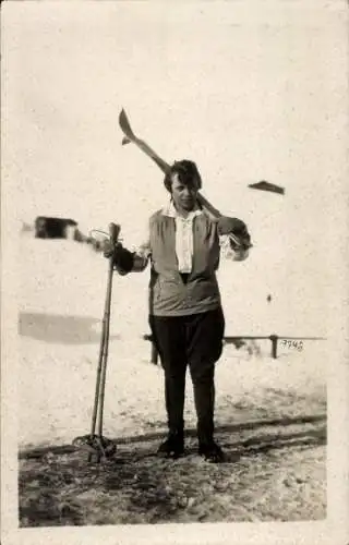 Ak Arosa Kanton Graubünden Schweiz, Eine junge Frau steht mit Skiern auf der Schulter im Schnee.