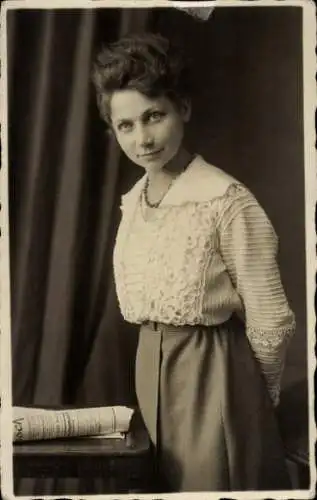 Ak Junge Frau, Portrait