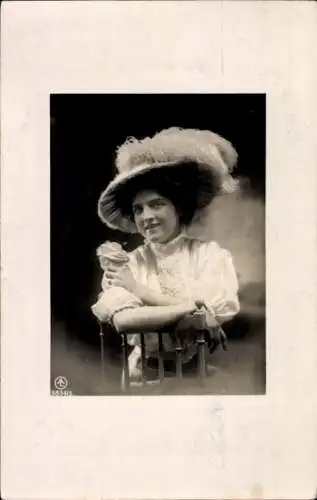 Passepartout Ak Frau mit Hut, Portrait