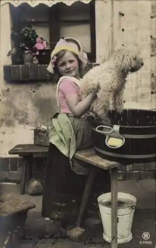 Ak Mädchen wäscht seinen Hund, Waschwanne, Eimer