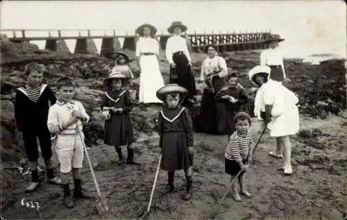 Foto Ak Frauen mit Kindern am Strand, Seebrücke