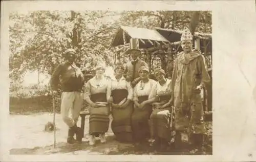 Foto Ak Frauen und Männer im Kostümen, Gruppenbild