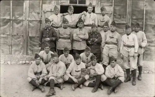 Foto Ak Mailly le Camp Aube, Camp de Mailly, Französische Soldaten in Uniformen
