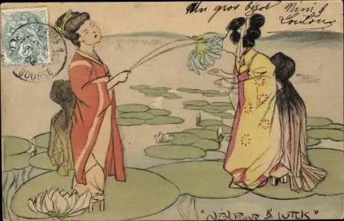 Ak Kyoto Präfektur Kyoto Japan, Zwei Japanerinnen in Kimono stehen in einem Teich und betracht...