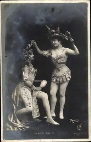 Ak Zwei Frauen in Kostümen, Manuy, Eliane