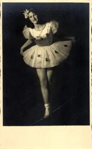 Ak Dresden Bühlau, Eine junge Frau in einem weißen Kleid und mit einem schwarzen Haarreif auf ...