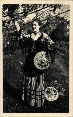 Ak Nice Nizza Alpes Maritimes, Eine junge Frau in Tracht steht in einem Weinberg und hält eine...