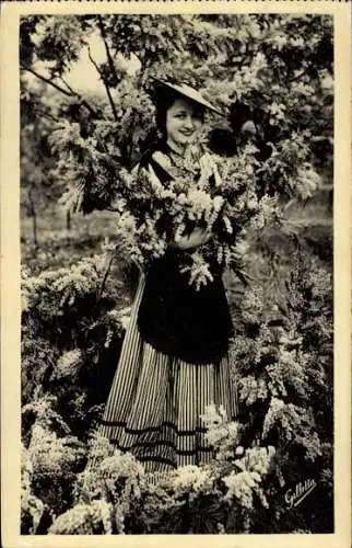 Ak Monaco, Eine junge Frau in Tracht steht in einem Feld voller Blumen.