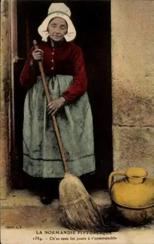 Ak Percy en Normandie Manche, Eine alte Frau in traditioneller normannischer Tracht steht vor ...