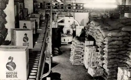 Ak Oran Algerien, Eine Maschine bedruckt, verpackt und etikettiert Kaffeepakete.