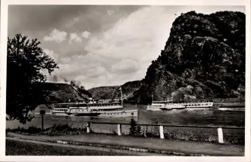 Ak St. Goarshausen am Rhein, Loreley, Zwei Schiffe auf dem Rhein, rechts davon ein hohes Ufer ...