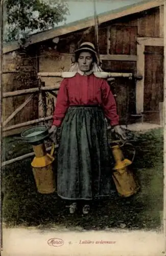 Ak Arco Trentino, Eine Bäuerin trägt zwei Milchkannen.