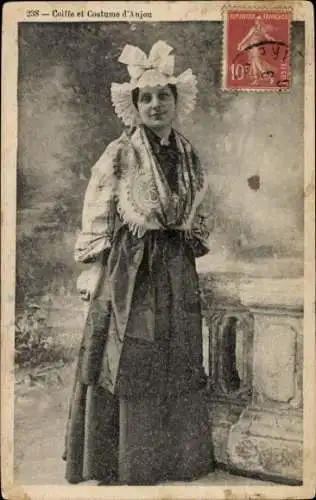 Ak Anjou Maine et Loire, Eine junge Frau in traditioneller Tracht steht vor einem Brunnen.