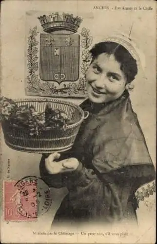 Ak Angers Maine et Loire, Eine junge Frau in traditioneller Tracht mit einem Korb voller Blume...