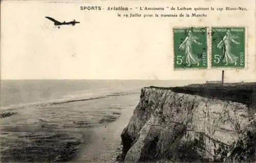 Ak Boulogne sur Mer Pas de Calais, Cap Gris Nez, Flugzeug fliegt über eine Klippe am Meer