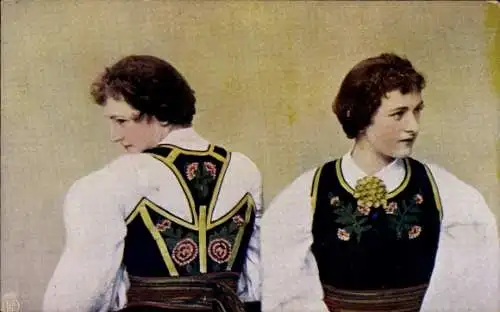Ak Telemarken Norwegen, Zwei junge Frauen in traditioneller norwegischer Kleidung stehen einan...