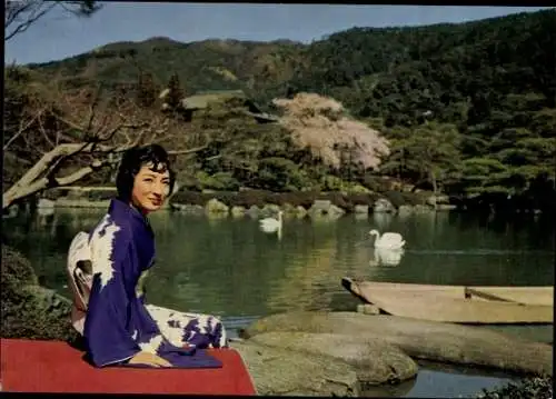 Ak Kyoto Präfektur Kyoto Japan, Frau in Kimono sitzt am Ufer eines Sees mit zwei Schwänen.