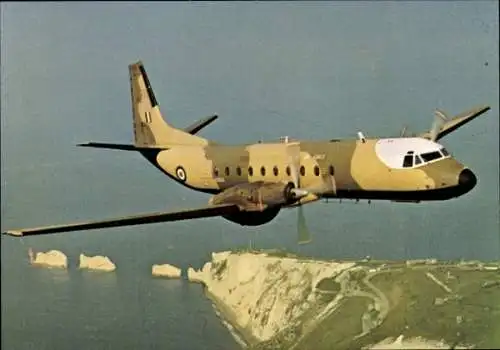 Ak Alum Bay Isle of Wight England, Militärisches Transportflugzeug vom Typ Hawker Siddeley And...