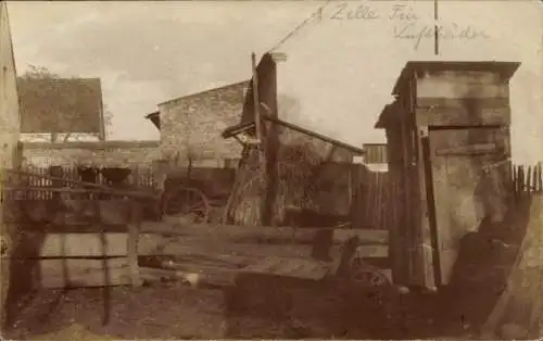 Ak Węgry Wangern Schlesien, Bauernhof, Hinterhof mit Scheunen, Heuballen, alten Gebäuden