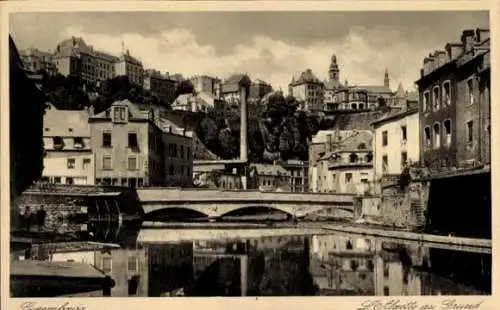 Ak Luxemburg, Flusspartie, Brücke, Häuser, Schornstein, Alzette am Grund