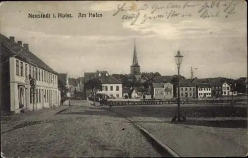 Ak Neustadt in Holstein, Postkarte von Neustadt i. Holst, Hafenansicht, Kirche, historische Ar...