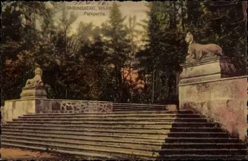 Ak Rheinsberg in der Mark, Parkpartie, Treppe mit Löwenskulpturen, Bäume im Hintergrund