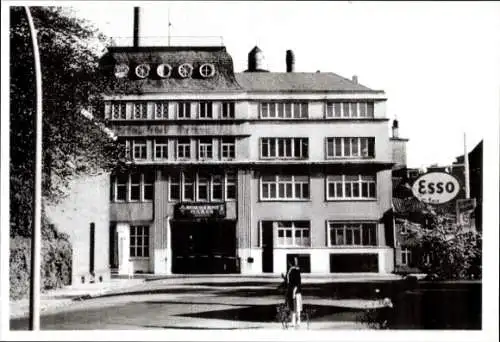 Ak Berlin Lichtenberg , Esso-Schild, historisches Gebäude, Straßenszene, Schwarz-Weiß-Bild