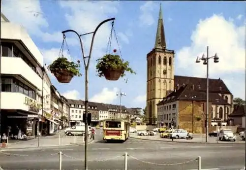 Ak Viersen in Nordrhein Westfalen, Remigiuskirche, Bäume mit Blumen, blauer Himmel, moderne Ar...