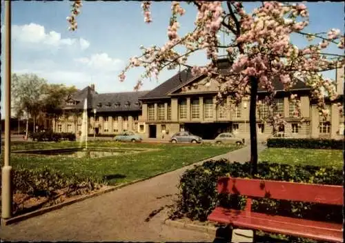 Ak Viersen in Nordrhein Westfalen, Gebäude mit Garten, Kirschblüten, Autos, Parkbank, blauer H...