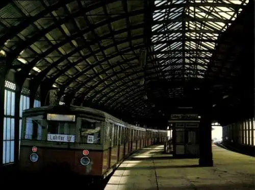 Ak Berlin Tiergarten Moabit, Lehrter Bahnhof,  Bahnhofshalle, Zug, Lichtspiel, Architektur
