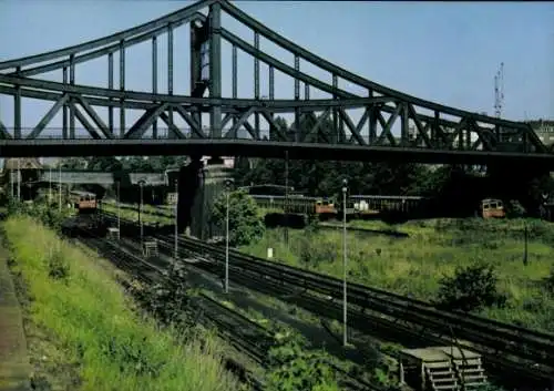 Ak Berlin Wedding Gesundbrunnen, Eisenbahnbrücke, Gleisanlagen, grüne Umgebung, moderne Bauwerke