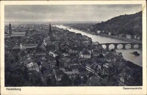 Ak Heidelberg am Neckar, Gesamtansicht von  Fluss und Brücke sichtbar, historische Stadtansicht