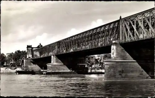 Ak Mannheim in Baden, Rheinbrücke, historische Architektur, schwarz-weiß Fotografie