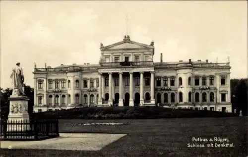 Ak Putbus auf der Insel Rügen, Putbus a. Rügen, Schloss mit Denkmal, Statue, Architektur