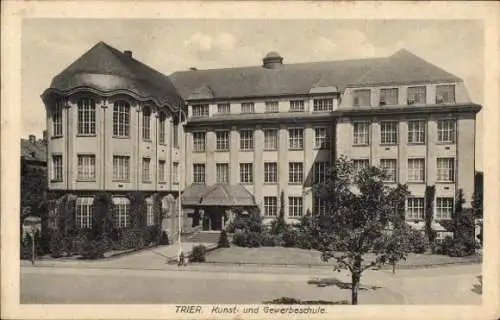 Ak Trier an der Mosel, Kunst- und Gewerbeschule, historisches Gebäude, Straßenansicht