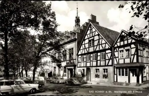Ak Bad Honnef am Rhein, Marktplatz mit Rathaus, Fachwerkhäuser, Bäume, alte Autos