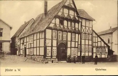 Ak Höxter an der Weser, Küsterhaus, Fachwerkhaus, historische Architektur, Menschen auf der St...