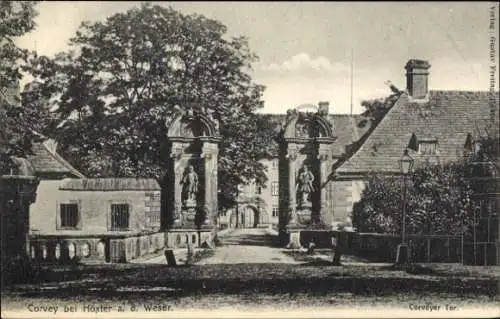 Ak Höxter in Nordrhein Westfalen, Corvey, Historisches Tor, Bäume, Architektur, Schwarz-Weiß-D...